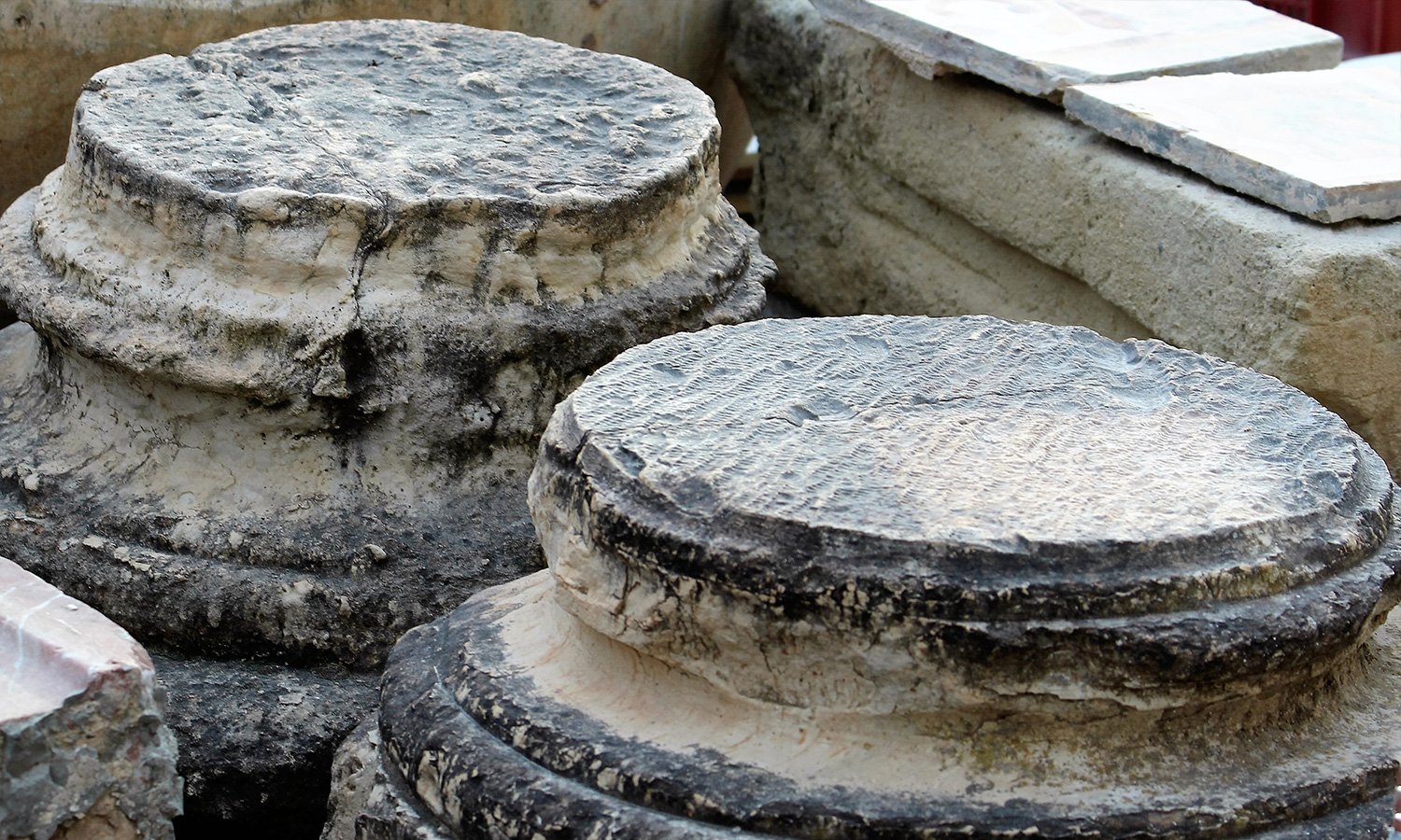 Basas de columna antiguas recuperadas