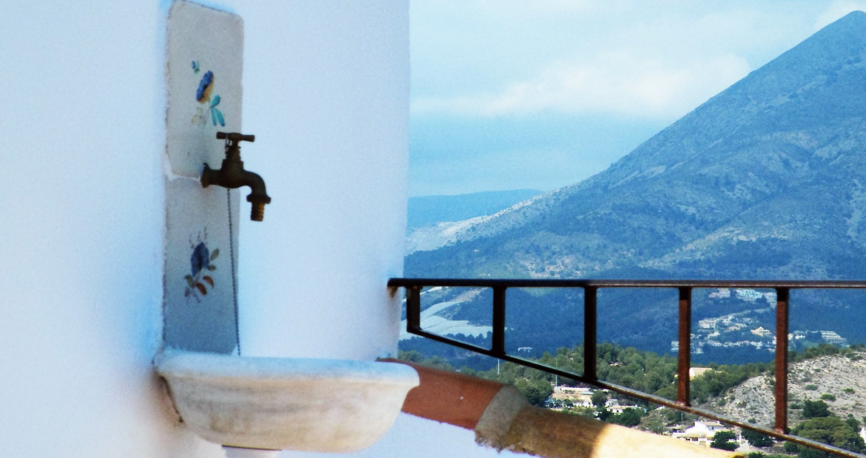 Vista de Altea con cerámica tradicional