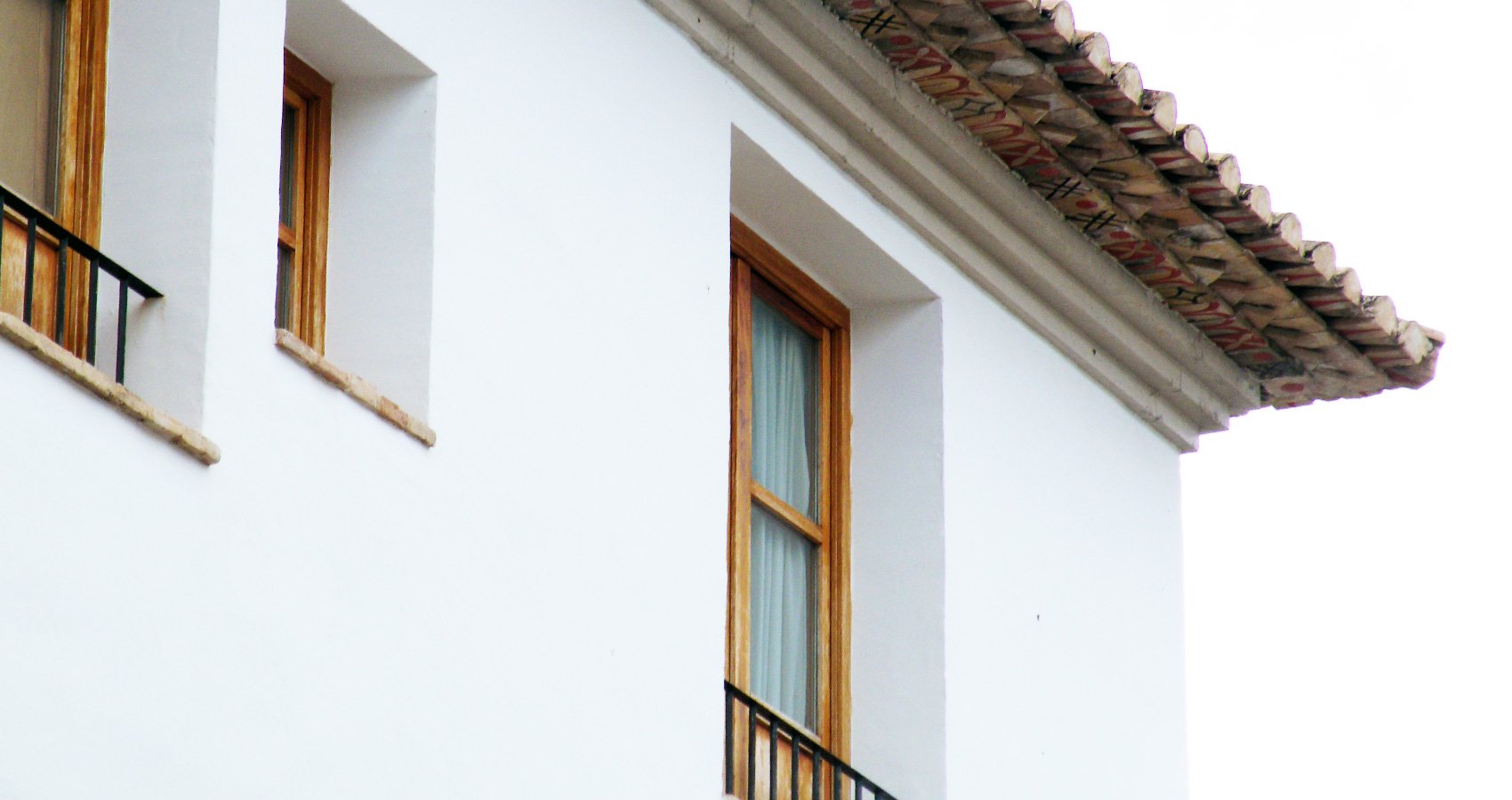 Fachada con ventanas de madera restauradas